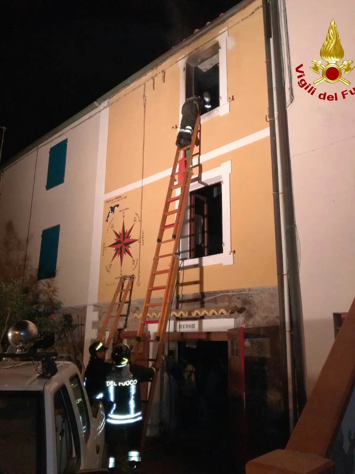 Incendio a Capraia brucia una palazzina