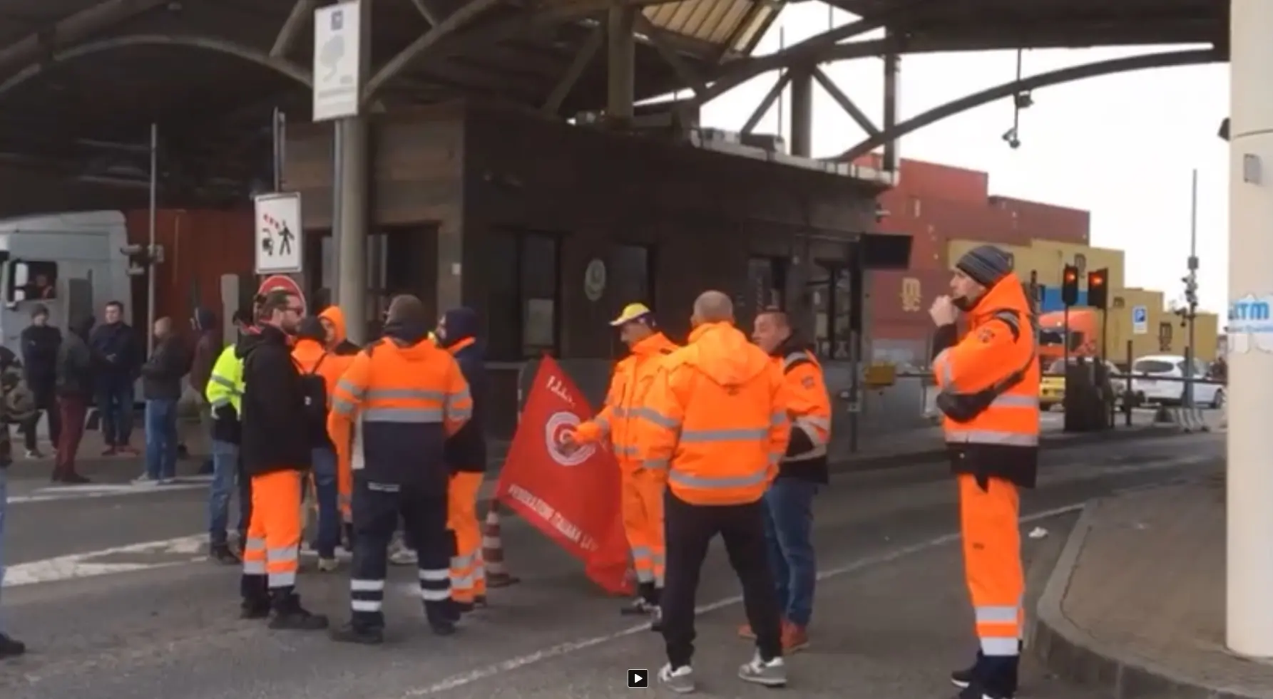 Livorno, la protesta dei lavoratori portuali. Strada bloccata