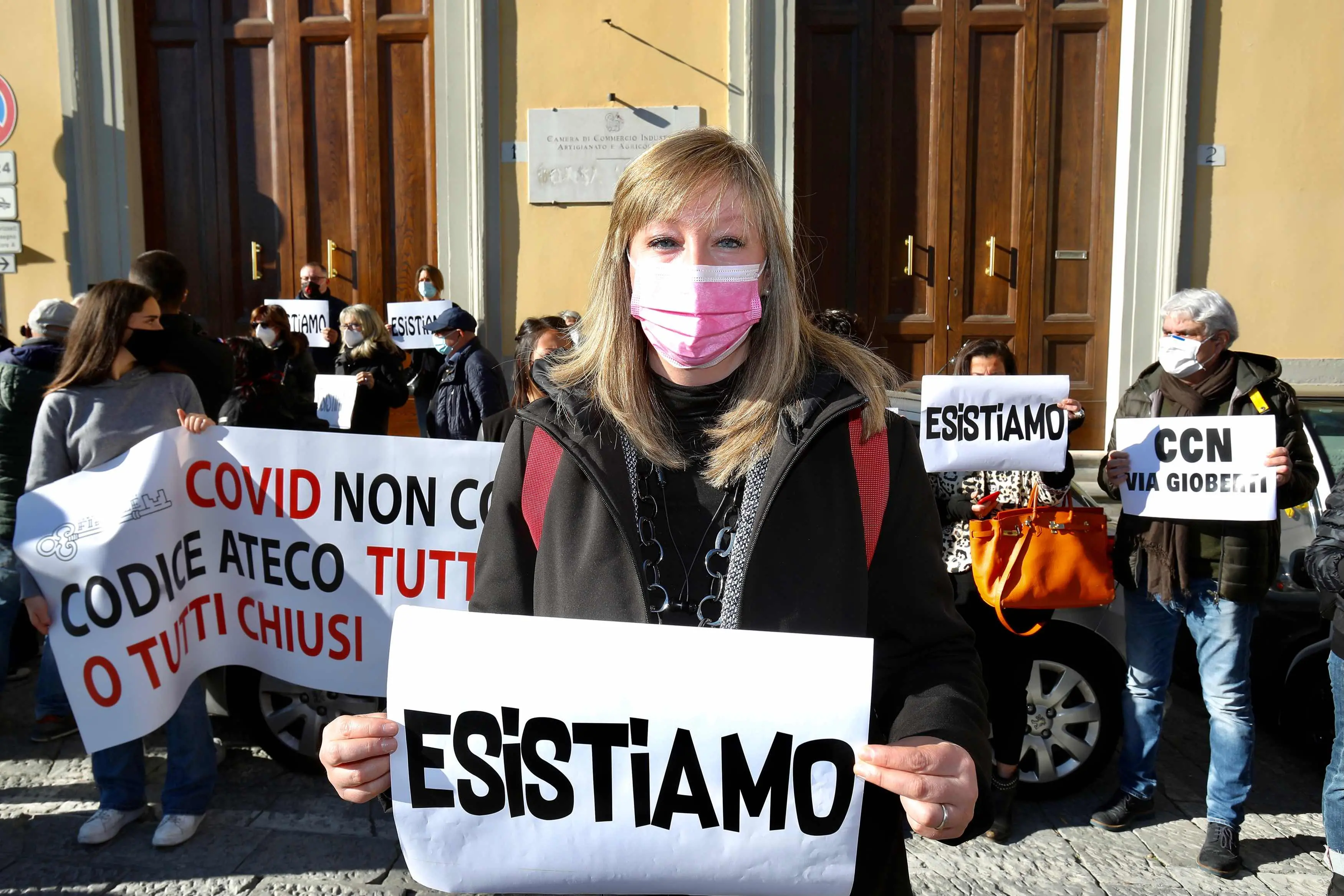 In piazza Grande la catena umana degli imprenditori del commercio