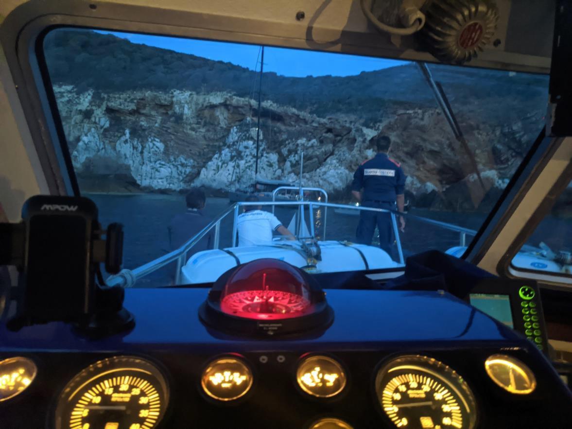 Con La Barca A Vela Contro Gli Scogli Salvati Due Diportisti Rischiavano La Vita