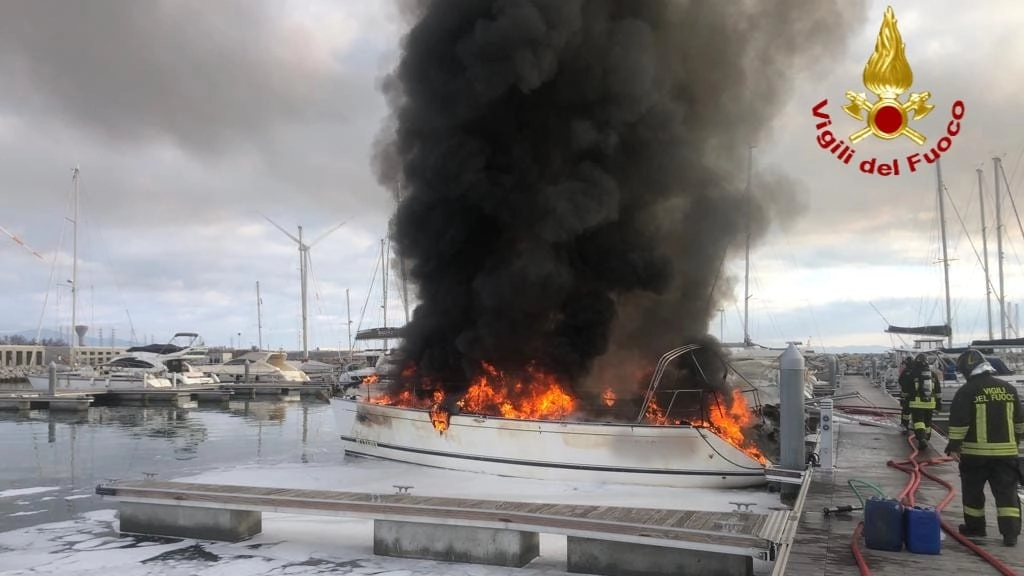 Incendio nel porto di Piombino, sul posto i vigili del fuoco (Foto vigili del fuoco)