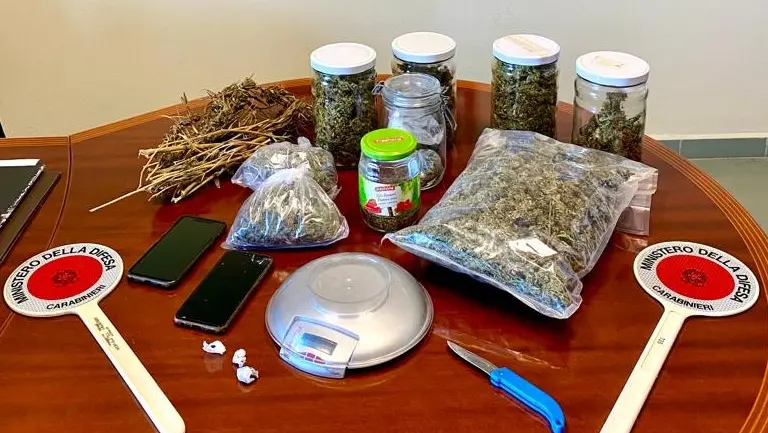 In casa oltre un chilo di marijuana: arrestati padre e figlio