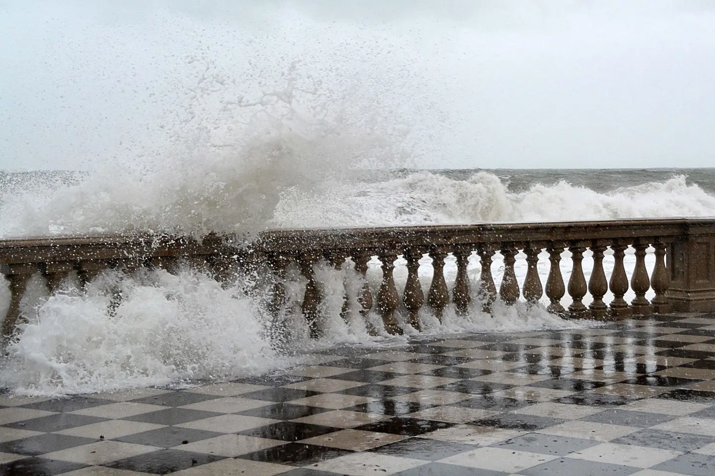 Meteo, allerta gialla per vento fino alle 12 di lunedì