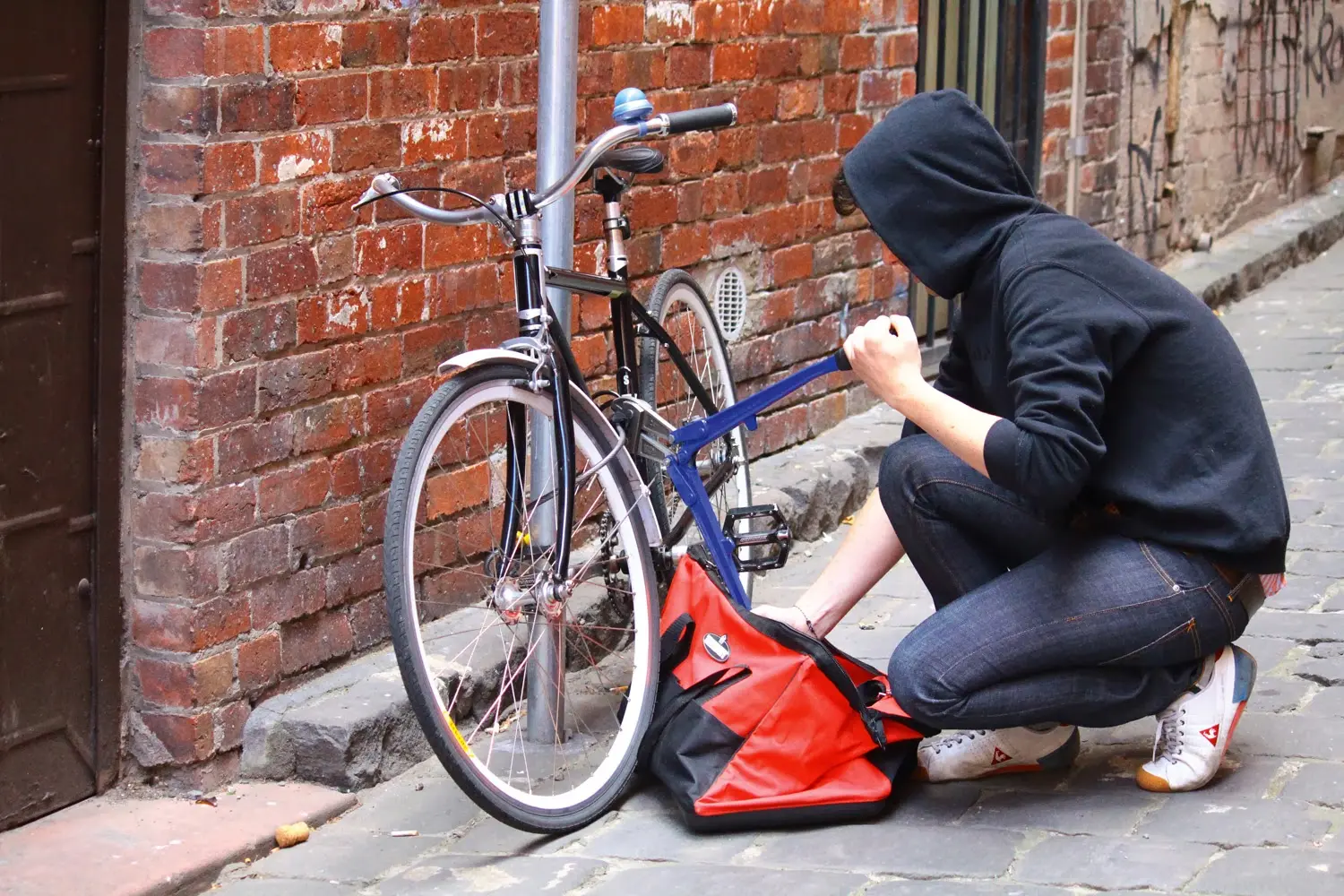 Furti di biciclette, una piaga a Livorno: i ladri entrano anche negli androni dei palazzi