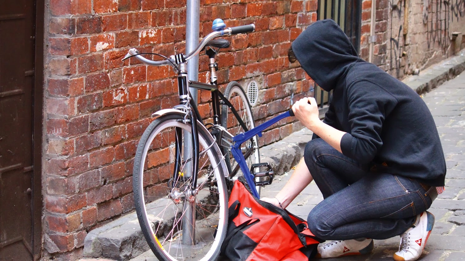 Ladro di biciclette in azione