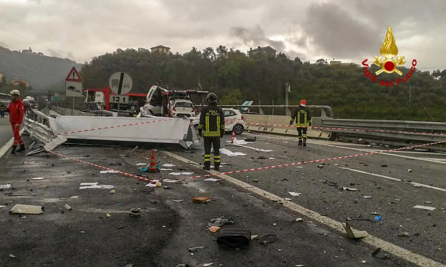 Spaventoso incidente in autostrada, tir 'salta' carreggiata: due morti