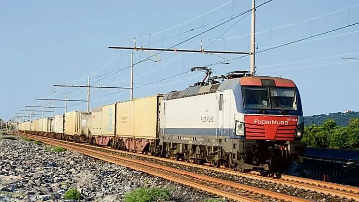 Travolta e uccisa da un treno merci sulla linea Livorno-Grosseto