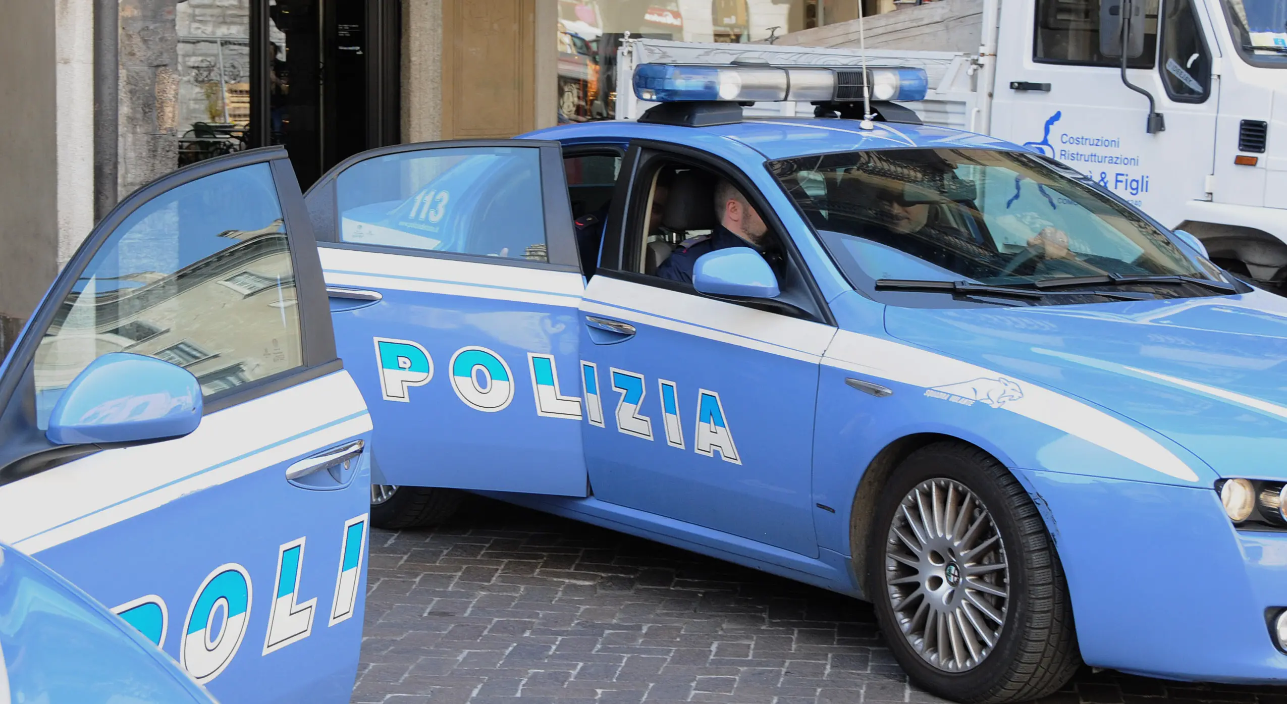 Si finge poliziotto e truffa anziano: rubati gioielli e preziosi in casa