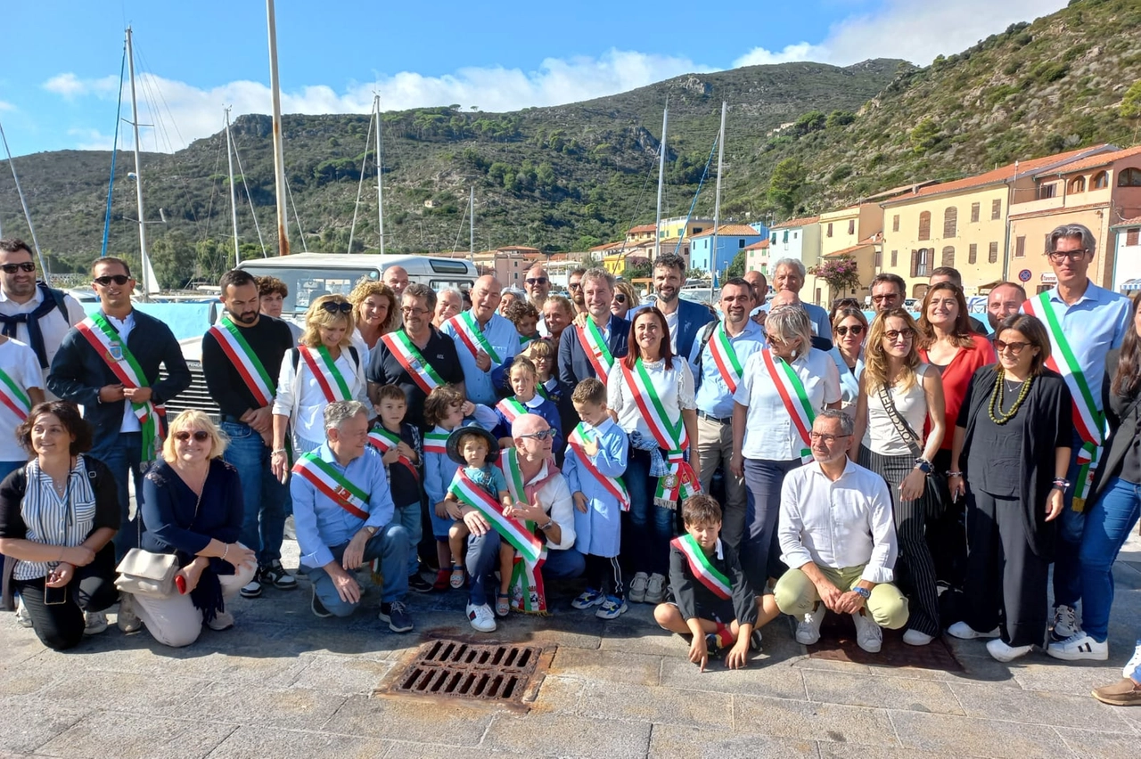 I sindaci che partecipano all'assemblea sull'isola di Capraia (Foto di Michela Berti)