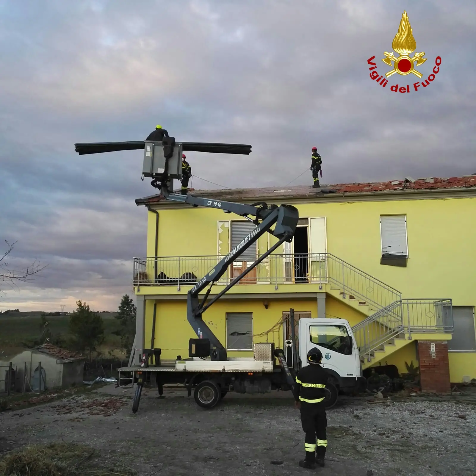 Maltempo, vigili del fuoco al lavoro a Rosignano