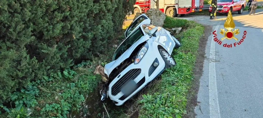 L’auto Si Ribalta, Una Persona Resta Incastrata. Salvata Dai Vigili Del ...