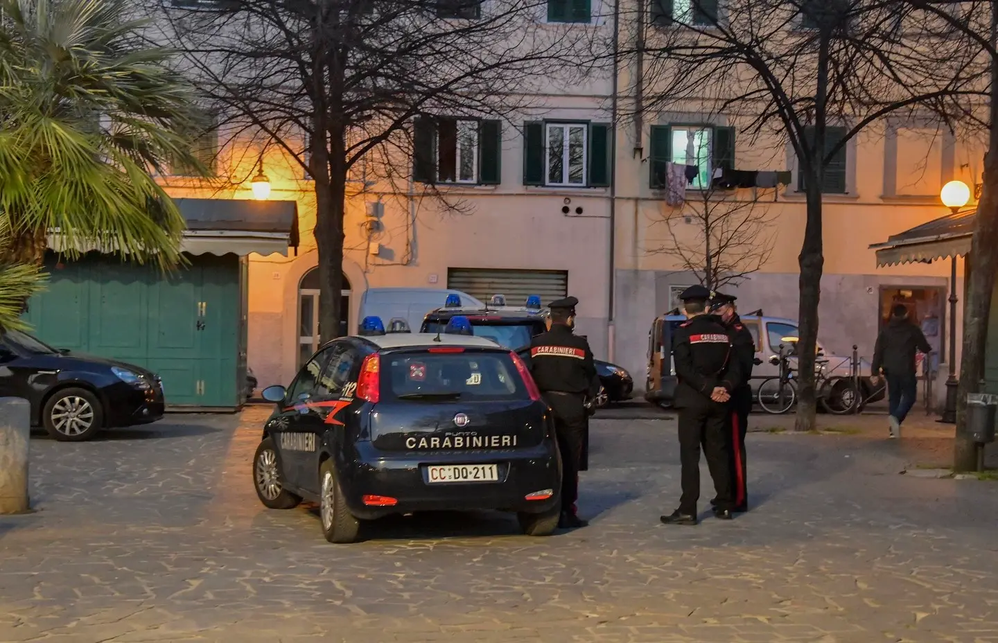 Rissa in piazza Garibaldi, giovane ferito a bottigliate