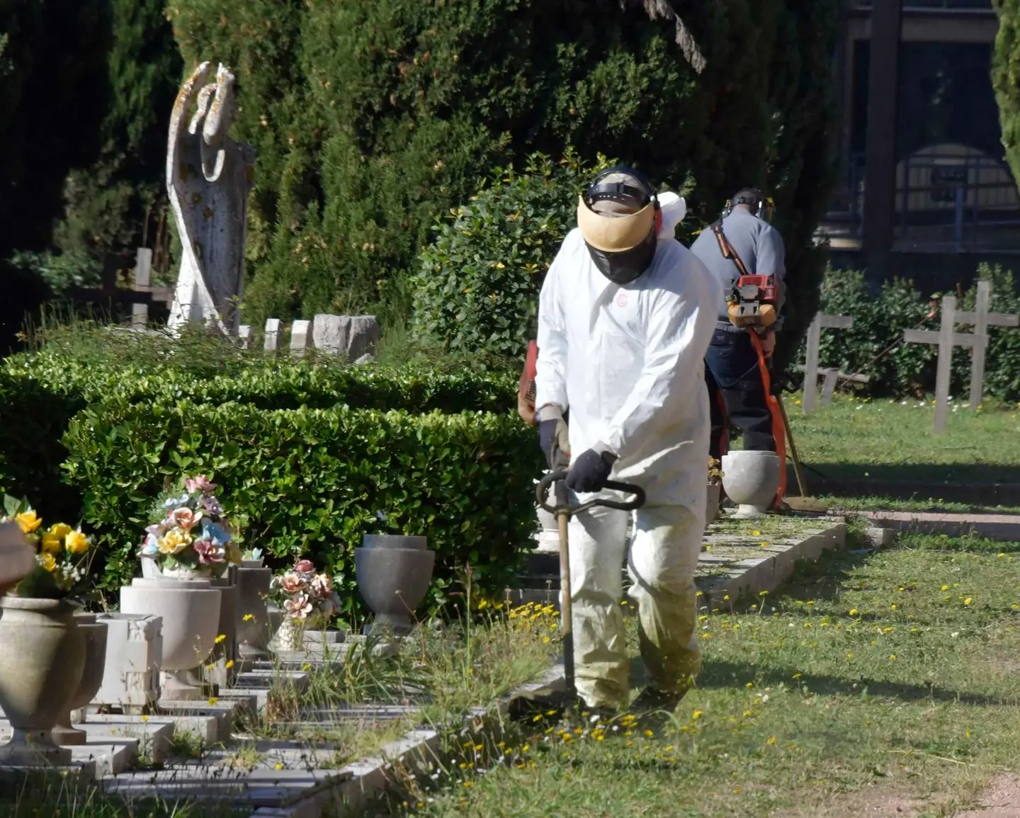 Cimiteri, lavoratori verso lo sciopero. Mille euro al mese, salari troppo bassi