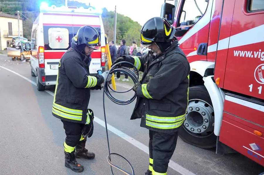 Incendio in appartamento, una persona intossicata