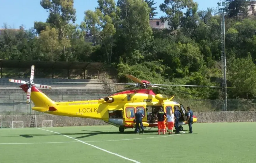 Elba, 47 enne cade dalla scala mentre pota un albero: in ospedale con l'elisoccorso