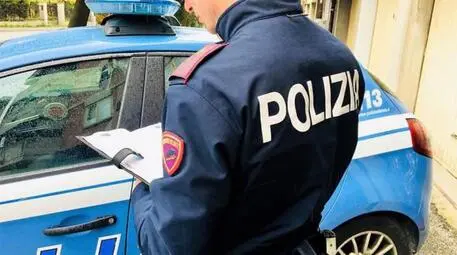 I ladri forzano una finestra, entrano in casa e fuggono con i gioielli