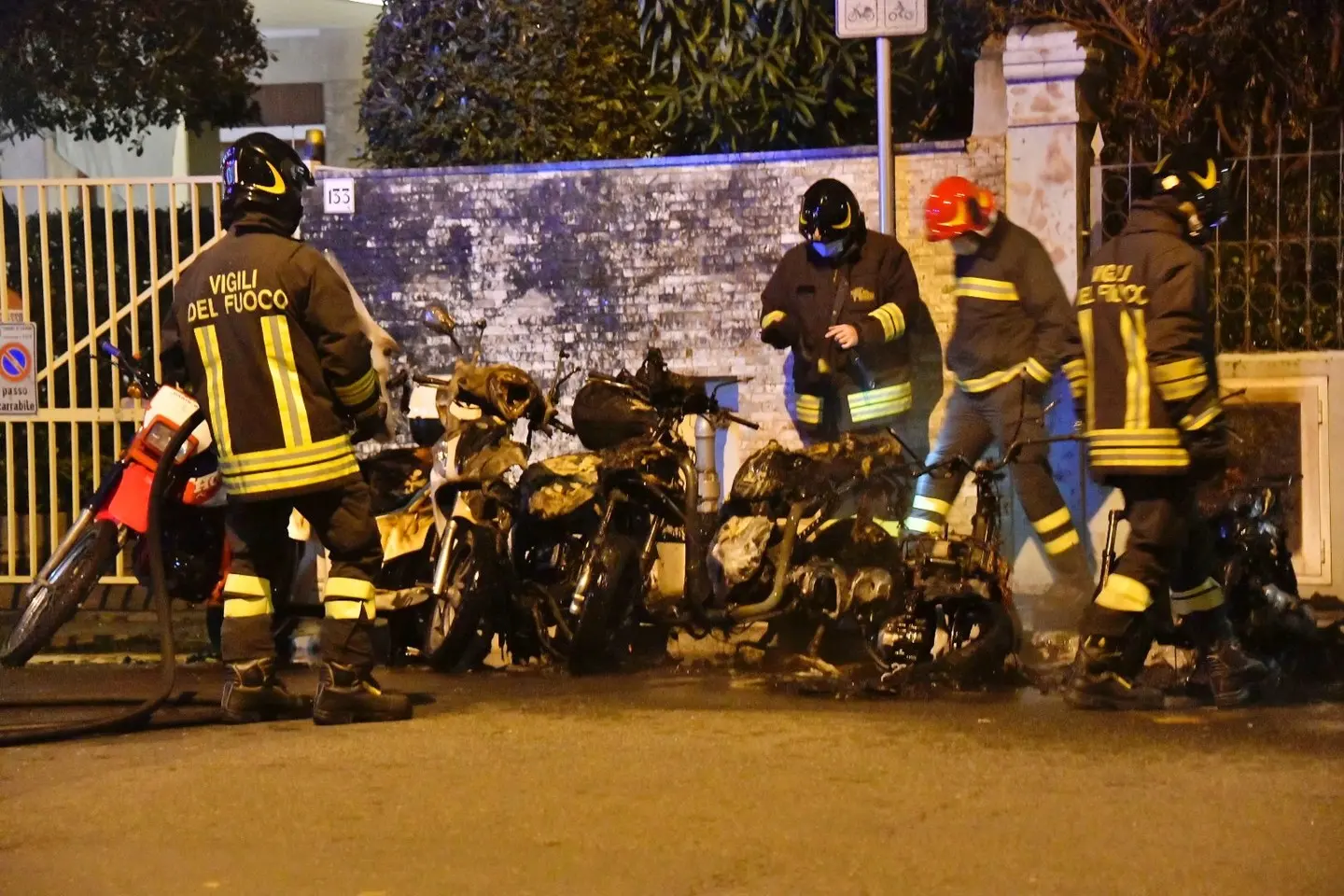 Scooter distrutti da un incendio a Livorno