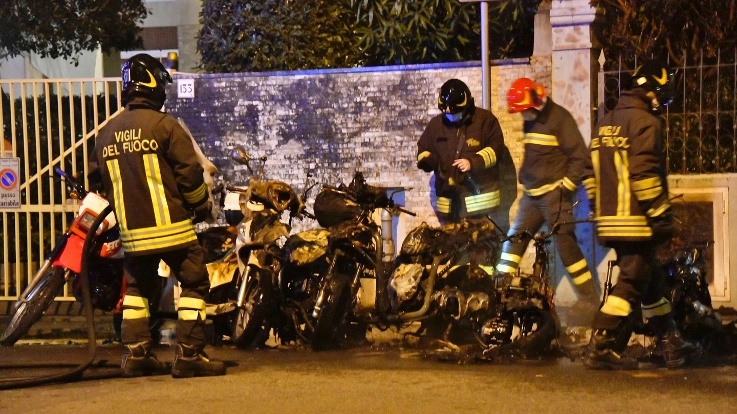 I motorini distrutti dalle fiamme (foto Novi)