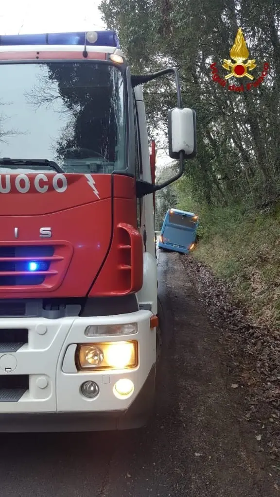 Autobus di linea si inclina e finisce contro un fossato: salvati autista e un passeggero