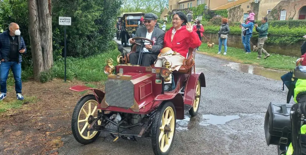 Entusiasmo per le auto centenarie Rievocata la Piombino-Livorno