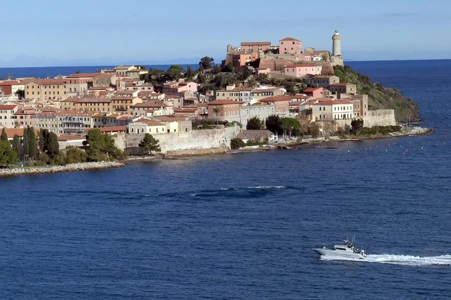 Fanno windsurf all'Elba, scatta la multa