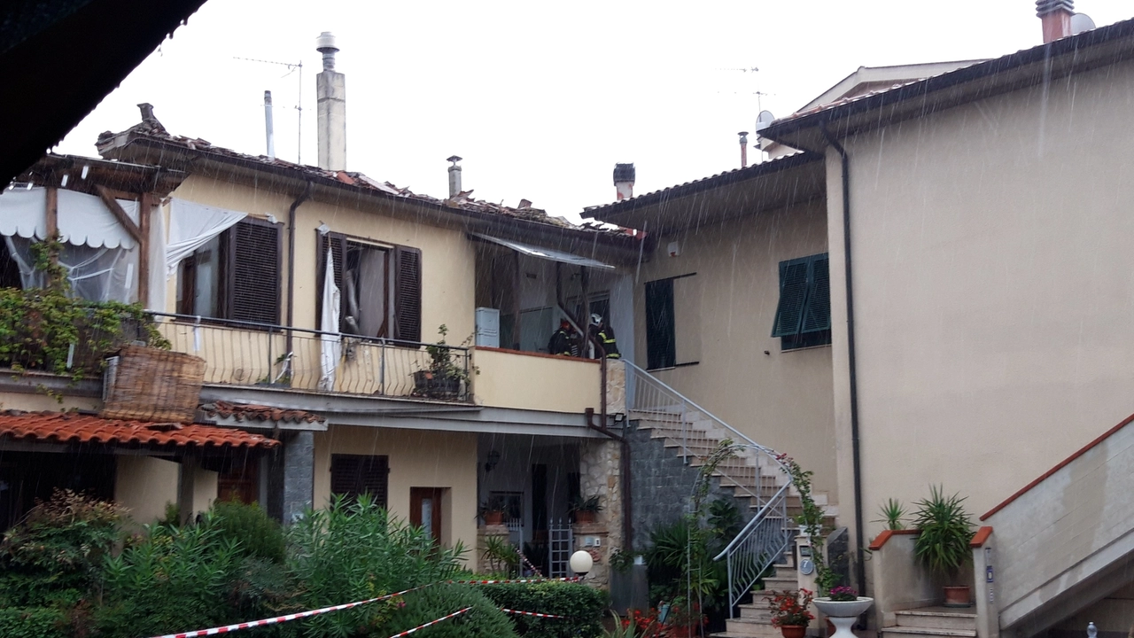 I vigili del fuoco all'opera nella palazzina esplosa 