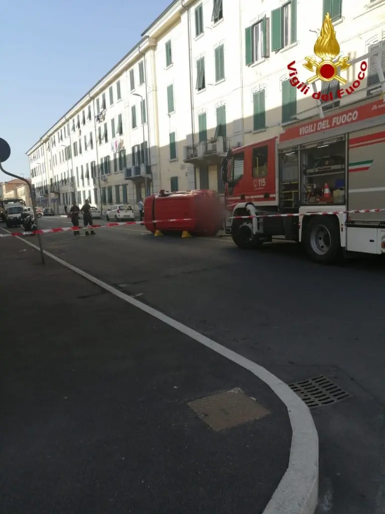 Auto si ribalta nel viale Risorgimento, intervengono vigili del fuoco e Misericordia