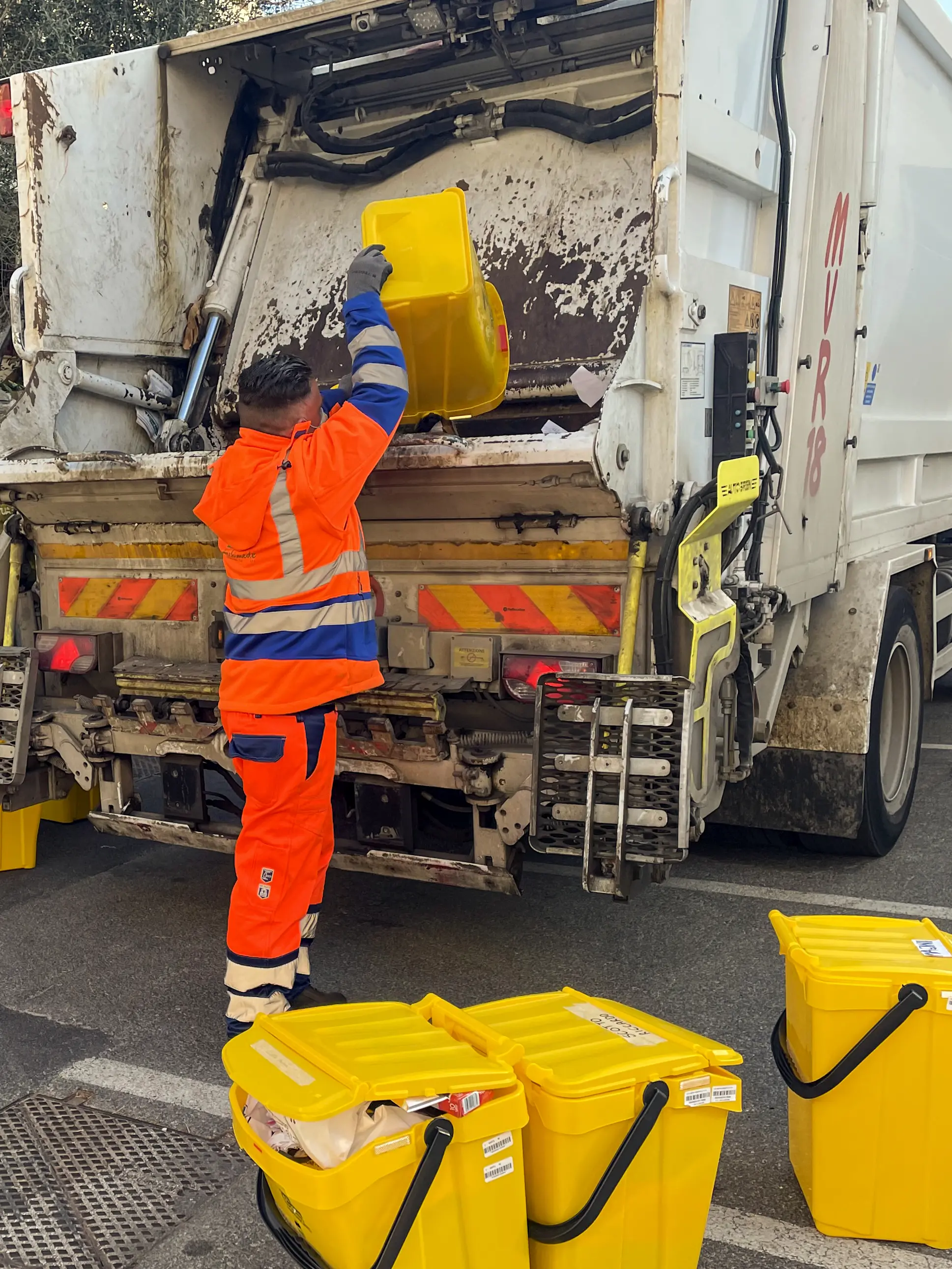 Raccolta rifiuti a Livorno, il servizio a Pasquetta