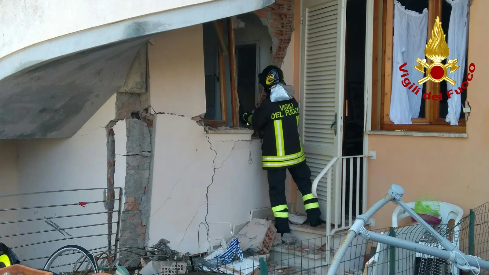 Esplosione in via Trieste a Castiglioncello: distrutta un'abitazione / FOTO