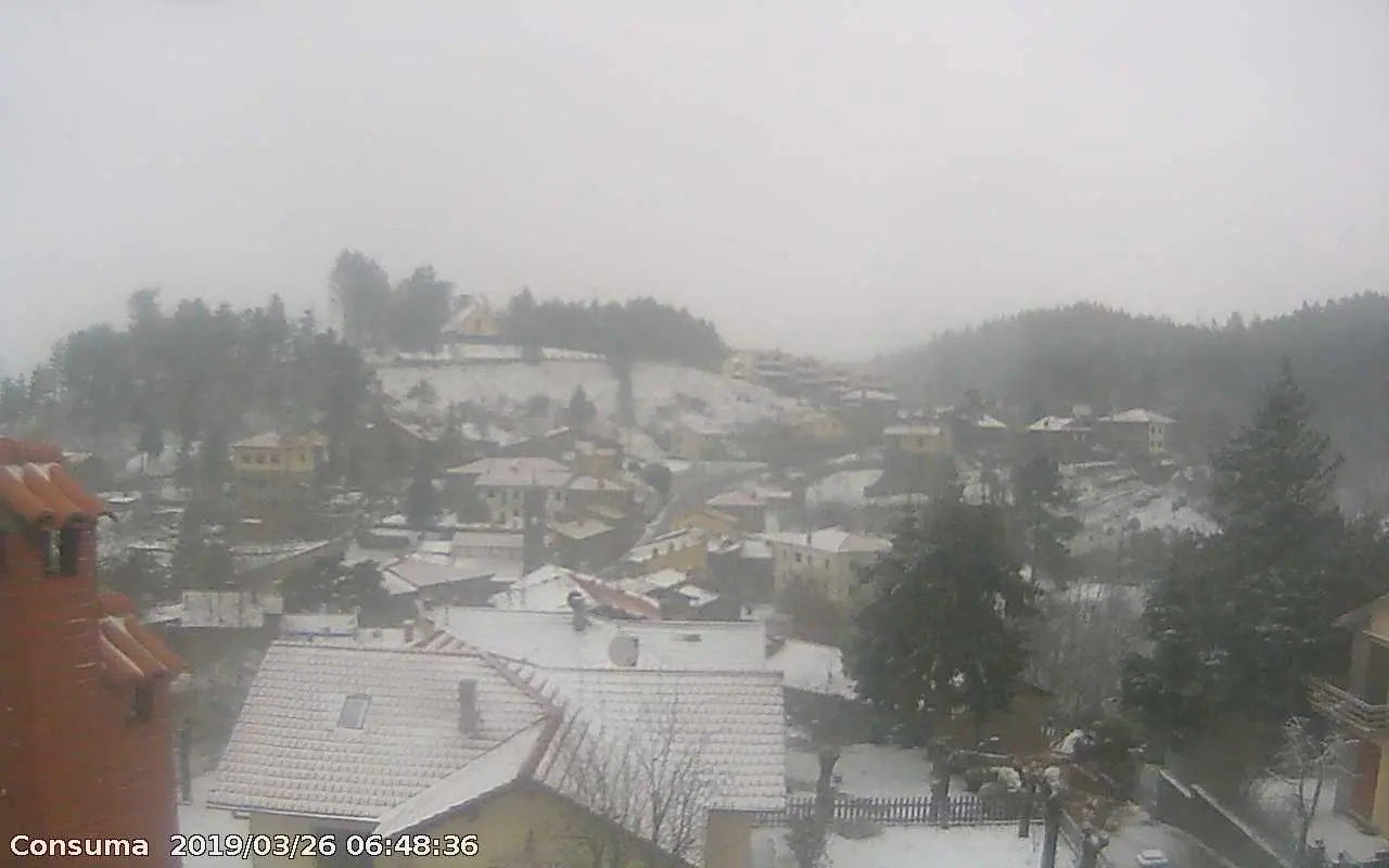 Meteo Toscana, forti raffiche di vento: disagi per aerei e traghetti. Neve a bassa quota