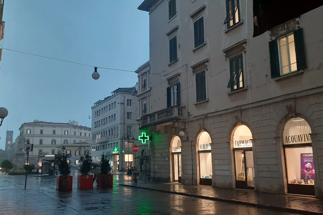 Maltempo a Livorno: le 8,52 del mattino di venerdì 30 giugno (Foto Novi)