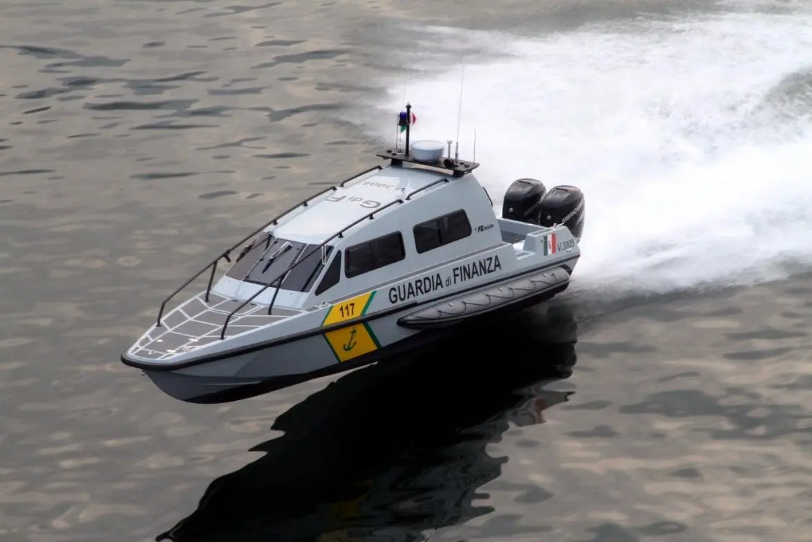 Pesca nel porto di Livorno senza autorizzazioni: maxi multa e sequestro delle attrezzature