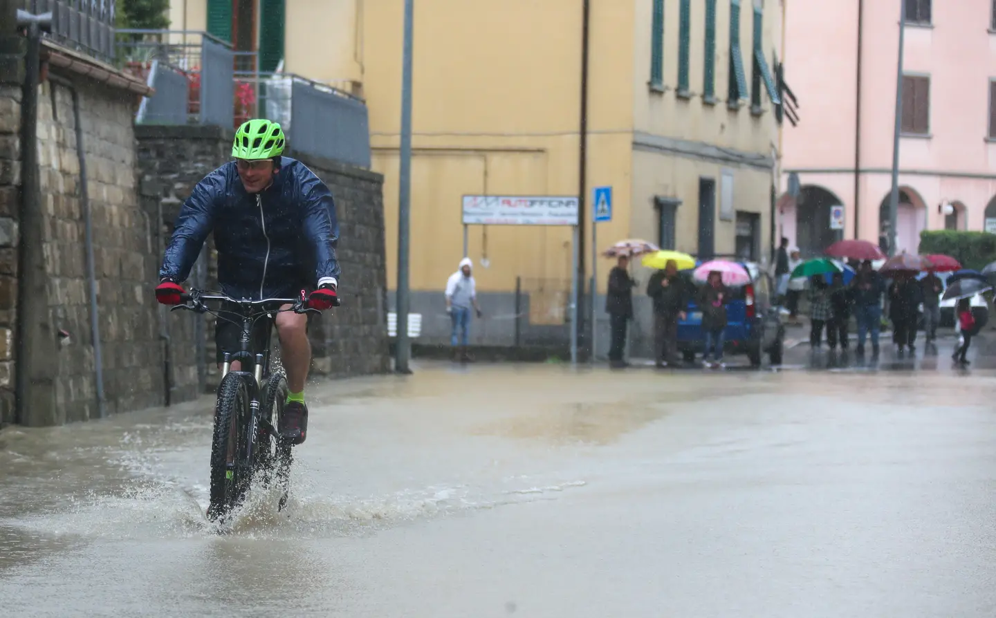 Meteo in Toscana, ora è allerta rossa: sarà un lunedì di piena emergenza