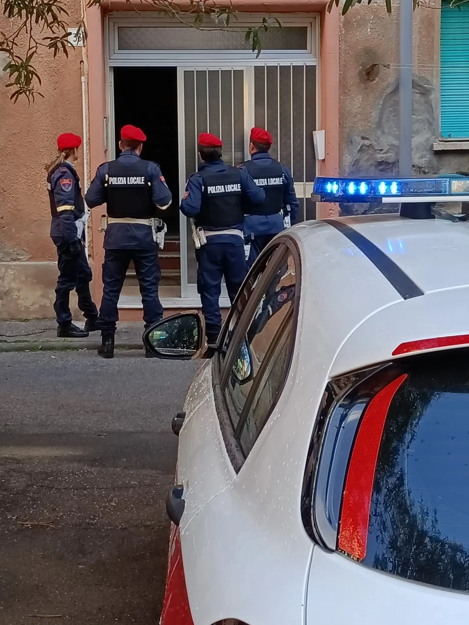 Ferisce due vigili urbani durante la liberazione di un alloggio Erp occupato illegalmente: arrestato