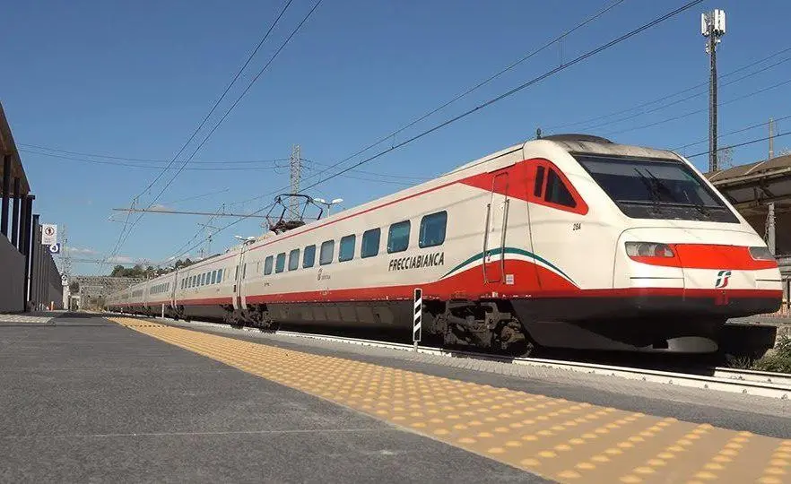 Persone non autorizzate sui binari, disagi per i treni tra Livorno e Quercianella