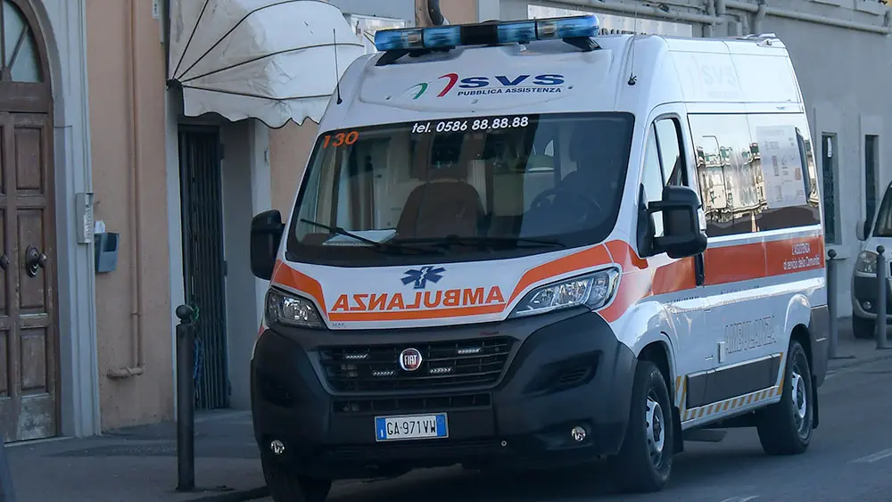 Livorno, diciassettenne in ospedale dopo incidente in via Calzabigi