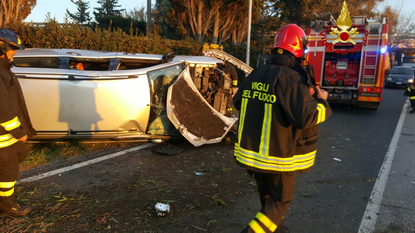 Auto Si Ribalta Sull'Aurelia, Donna Incastrata Nell'abitacolo