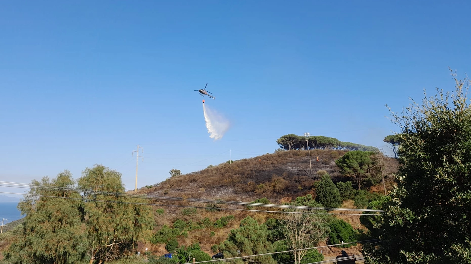 L'intervento sull'incendio a Rio