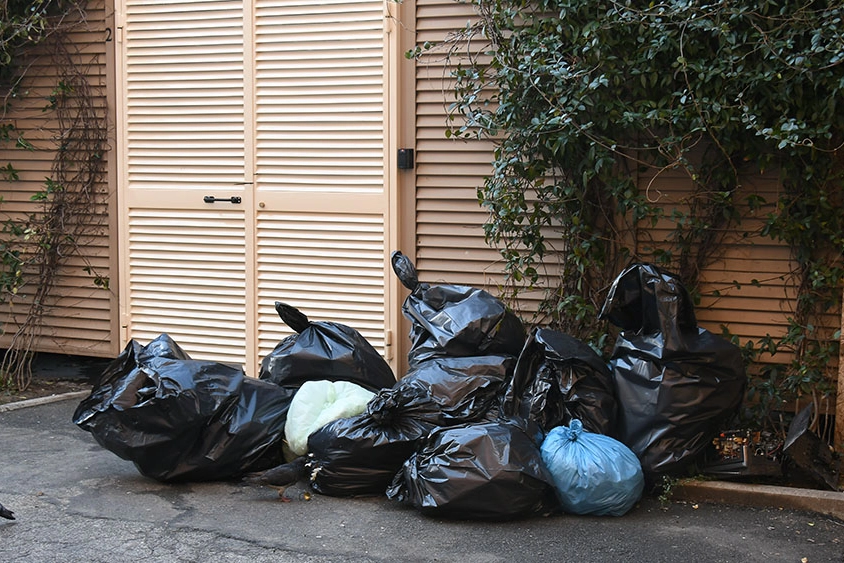 Alcuni dei sacchi abbandonati (Foto Lanari)