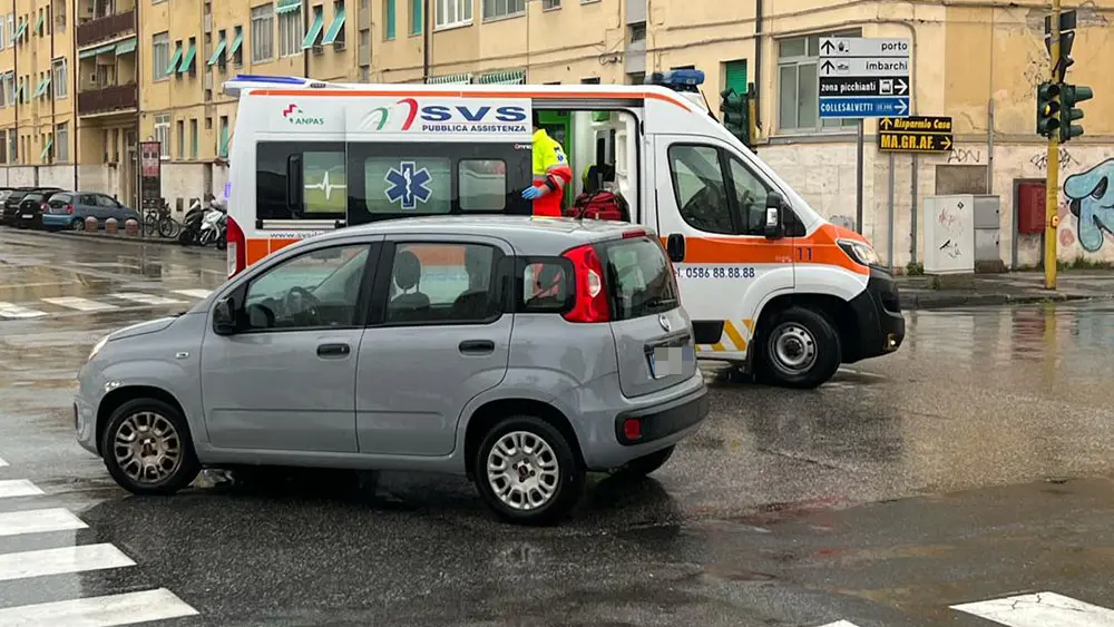 Livorno, incidente tra auto e scooter, due sedicenni in ospedale