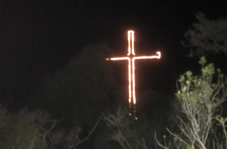 Elba, di nuovo illuminata la croce sul promontorio di Zuccale