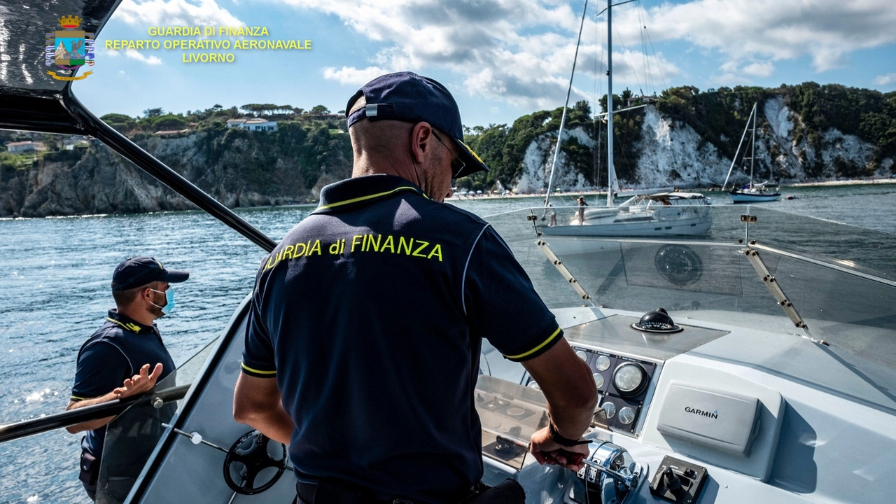 Un equipaggio della guardia di finanza durante attività in mare  