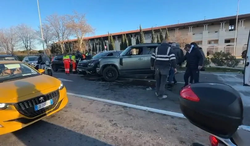 Livorno, piomba contromano sulle altre auto al semaforo, tre feriti