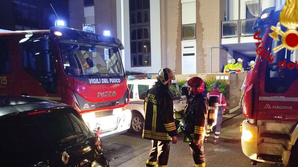 Le squadre dei vigili del fuoco e i soccorritori in azione nella notte in via Città del Vaticano nel quartiere Scopaia. Alcune abitazioni sono inagibili per l’incendio