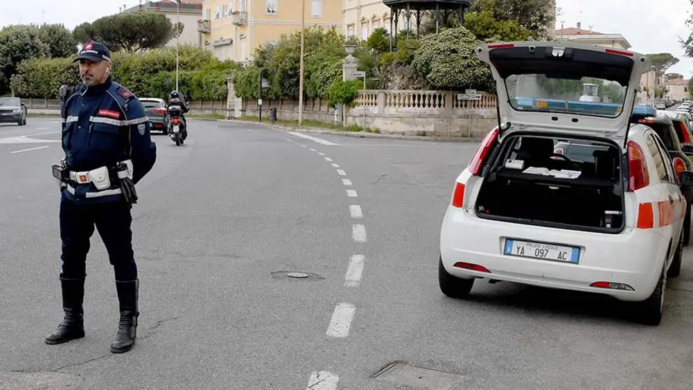 In auto con il braccialetto elettronico: fermato dalla polizia municipale