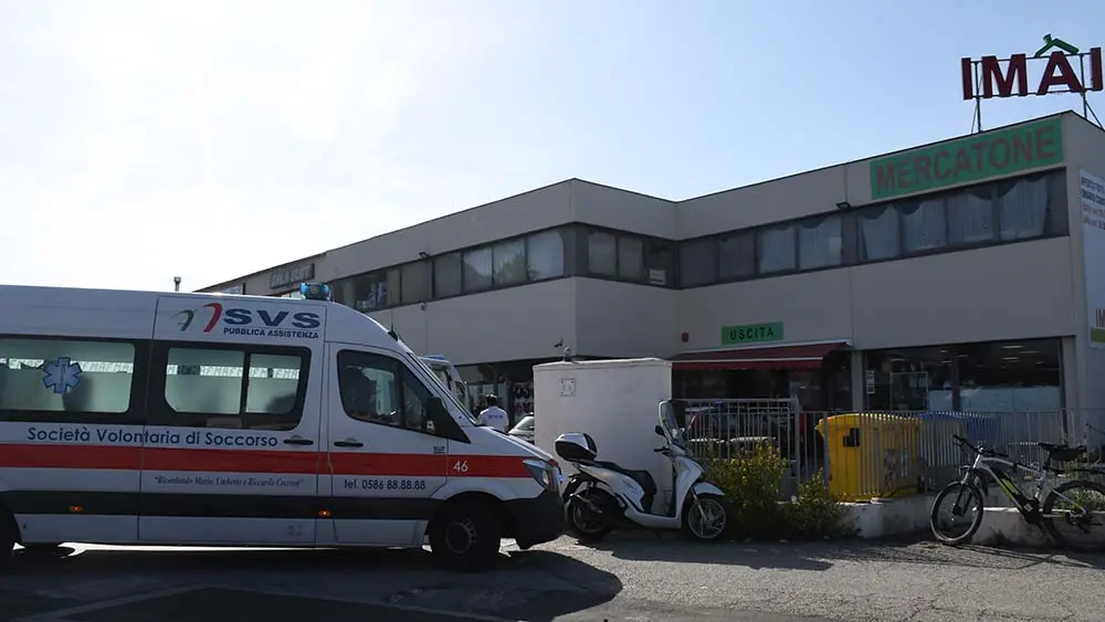 Livorno, trova i ladri nel suo negozio: li blocca, ma poi ha un malore