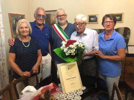 Torta con 106 candeline: festa per il nonno della Toscana, il ...