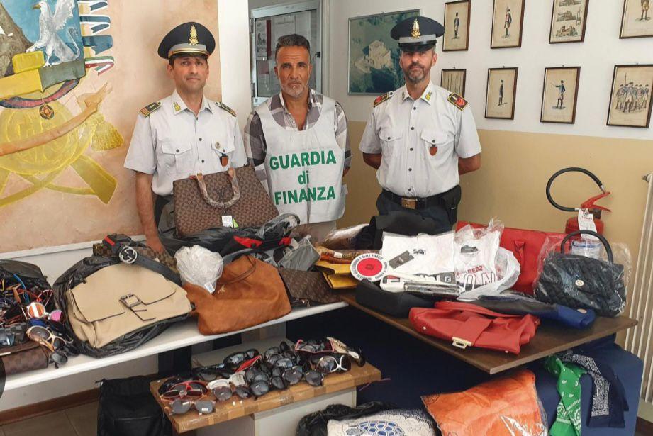 Mercato Del Falso, La Guardia Di Finanza Sequestra 500 Accessori