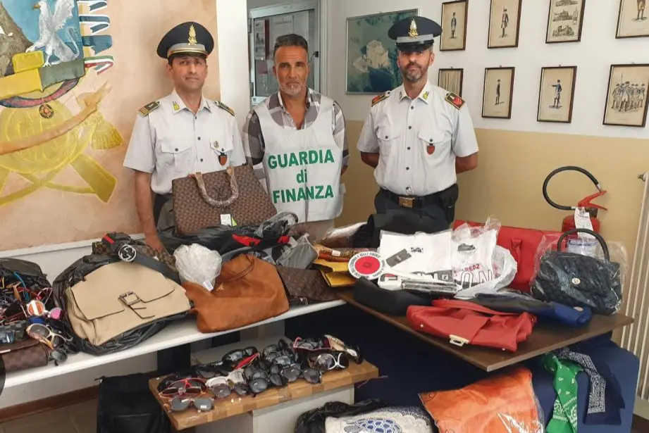 Mercato del falso, la guardia di finanza sequestra 500 accessori