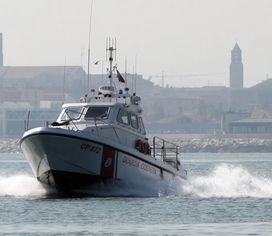 Cade dal gommone, ragazza ferita